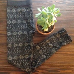 ❗️DONATING 8/31 ❗️Winter Snowflake Leggings